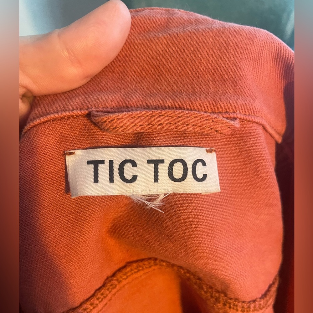 Tic toc: Trendy Orange Cropped Denim Jacket - Picture 4 of 4